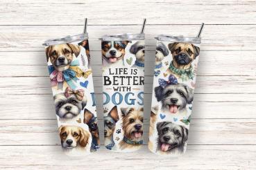Ein Thermobecher mit dem Design „Life is Better with Dogs“, dekoriert mit verschiedenen Hunderassen. Die Hunde tragen bunte Schleifen und sind umgeben von Herzen und Schmetterlingen, was eine fröhliche und liebevolle Atmosphäre schafft. Der Hintergrund is